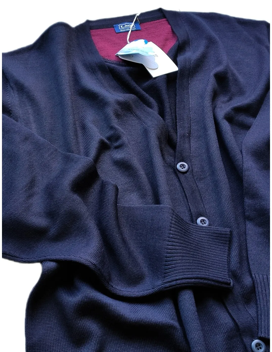 CARDIGAN CON BOTTONI IN LANA MERINOS NERO.